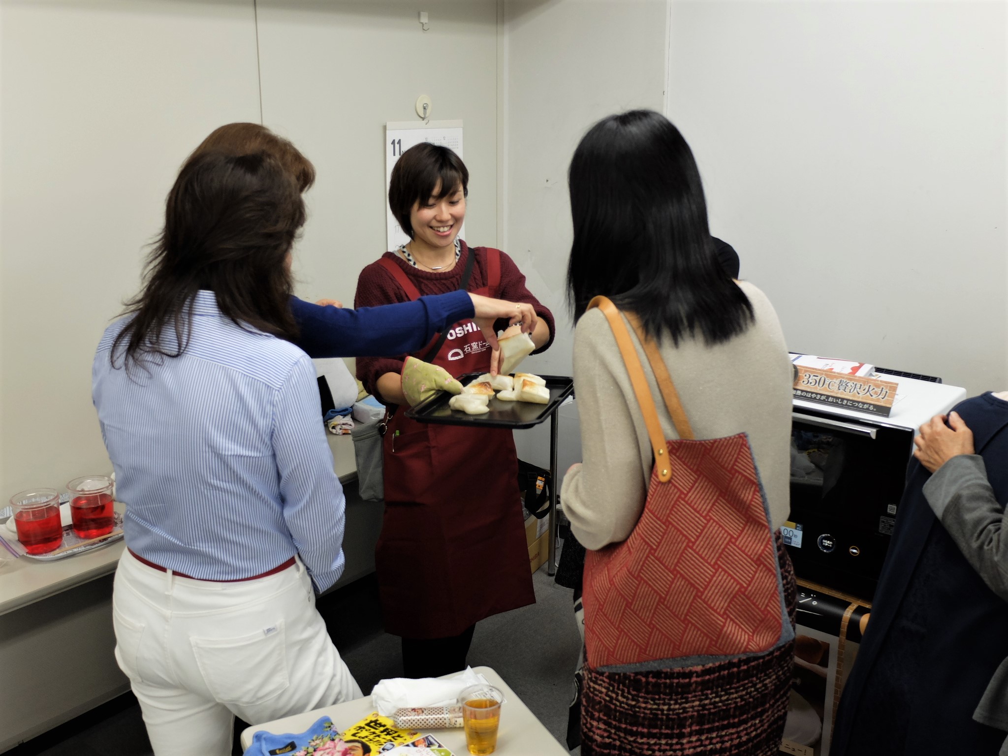 深皿を使ったお餅焼きを実演。特殊コーティングで焼きあがった餅がくっつかず、参加者の関心を集めた